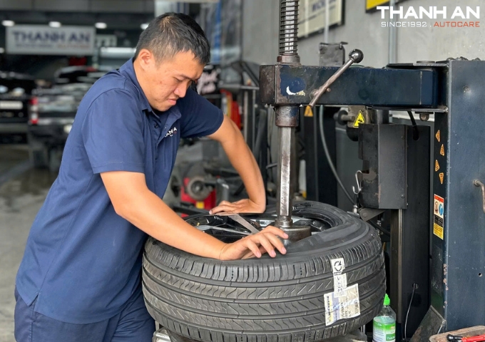 Thông số 225/55R18 trên hông lốp Michelin E-Primacy (Made in Thailand).